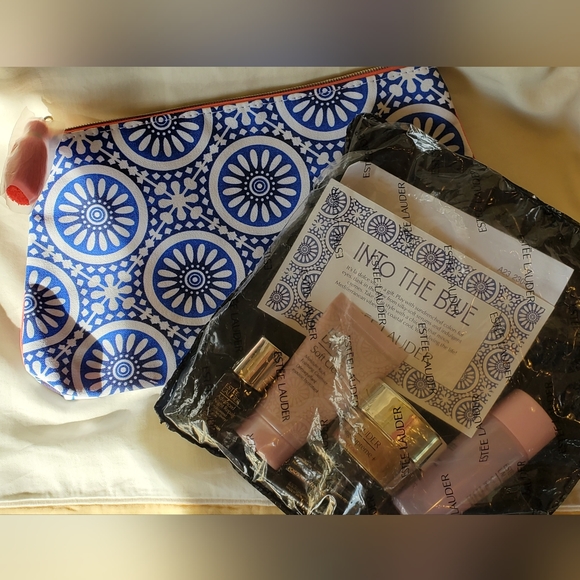 New Estée Lauder Supreme + Eye Makeup Kit Makeup Bag New Sealed - Picture 3 of 5